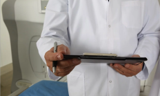 
        		陈奕迅演唱会上捂胸口干呕 网友：焦虑症躯体化症状 ！	