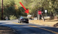 特斯拉 Cybercab 首次在公共道路上进行测试,有驾驶员和外后视镜