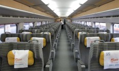 网友希望高铁上应禁止吃泡面引热议 12306重申：不禁止也不提倡、车上不售卖