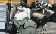 
        		大学生“手搓”机械战甲：全身能自动开合 支持AI语音对话 !	