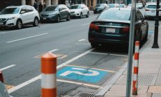 夜里路边停车早上发现车被砸了 女车主：我可以接受违停处罚 但不能砸我车