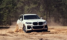 小伙偷开客户宝马：无证驾驶撞上墙