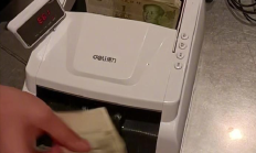 
        		“得力”牌验钞机把50多张真钞识别为假币 店员懵了 !	