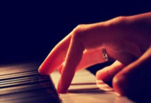 滕州张某某骑电车闯红灯被撞，负全责！视频→